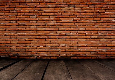 Tuğla duvarlı eski oda.