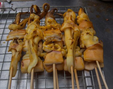 Markette ızgara kalamar..