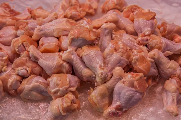 Ailes de poulet crues sur le marché . — Photo