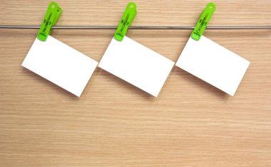 Kartvizit çelik kelepçe üzerinde asılı idi.