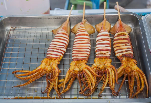 Grillad bläckfisk på marknaden. — Stockfoto