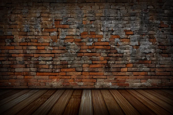 Eski kırmızı tuğla duvarlar ve ahşap zeminler.