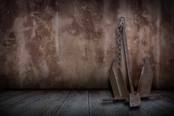 Eski paslı tekne çapa sıva duvarlar ve eski ahşap zeminler.