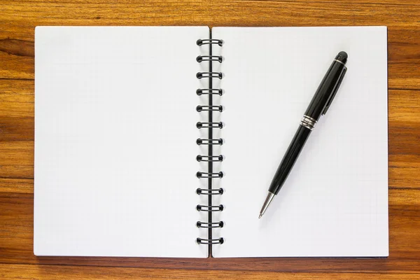 Pluma negra en un cuaderno con una cuadrícula . —  Fotos de Stock