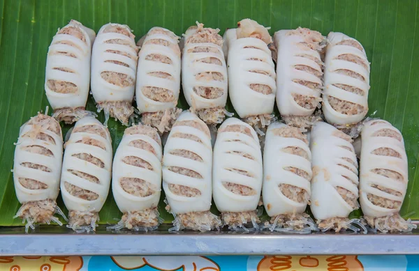 Calamari ripieni con maiale e vermicelli . — Foto Stock