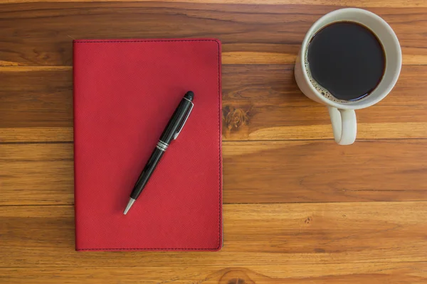 El cuaderno rojo, bolígrafos y café negro . —  Fotos de Stock