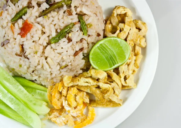 Reis gemischt mit Garnelenpaste und getrockneten Garneleneiern eingefügt. — Stockfoto