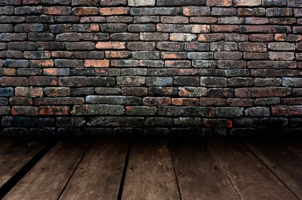 Vieja habitación con pared de ladrillo. — Foto de Stock