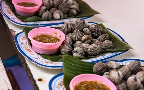 Geblancheerde kokkels en saus. — Stockfoto