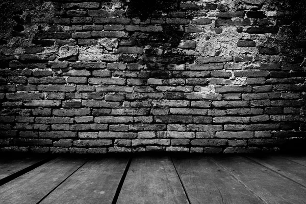 Tuğla duvarlı eski oda.