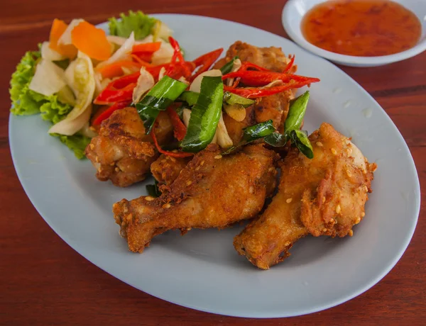 Sayap ayam goreng dan saus. — Stok Foto