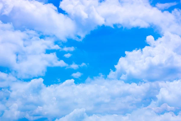 Wolken aan de blauwe hemel. — Stockfoto