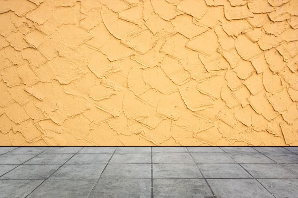 Modern yellow plaster walls and cement floor. — Stock Photo, Image