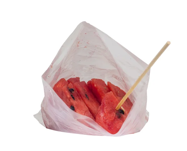 Vattenmelon skivor redo att äta i en plastpåse. — Stockfoto