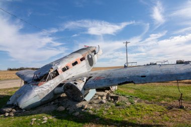 Öğleden sonra güneşi altında düşen yolcu uçağı. Norveç, Illinois, ABD.