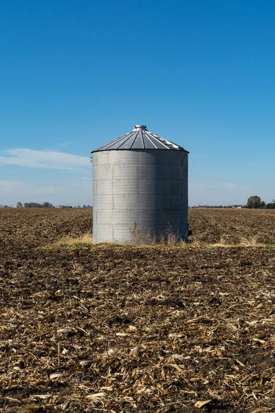 Samotny Silos Zbożowy Jałowym Polu Późną Jesienią Wiejskie Miasto Illinois — Zdjęcie stockowe