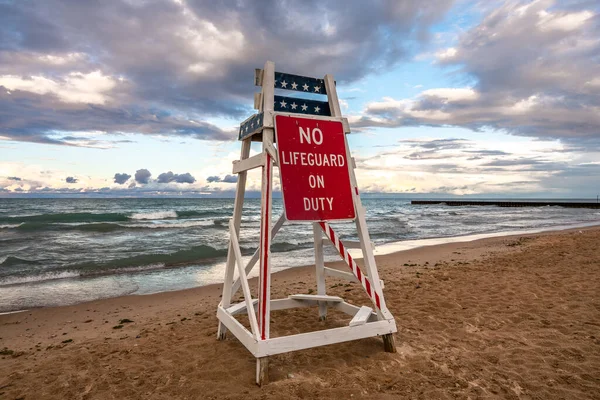 Salvavidas Pie Sin Salvavidas Servicio Mientras Sol Pone Lago Michigan — Foto de Stock