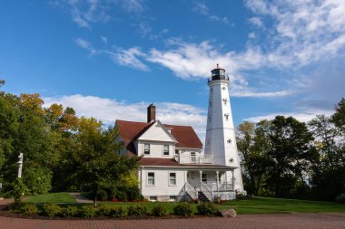 North Point Deniz Feneri öğleden sonra güneşinde parlıyor. Milwaukee, Wisconsin, ABD.