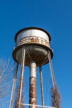 Orta Batı 'da terk edilmiş eski paslı su kulesi..