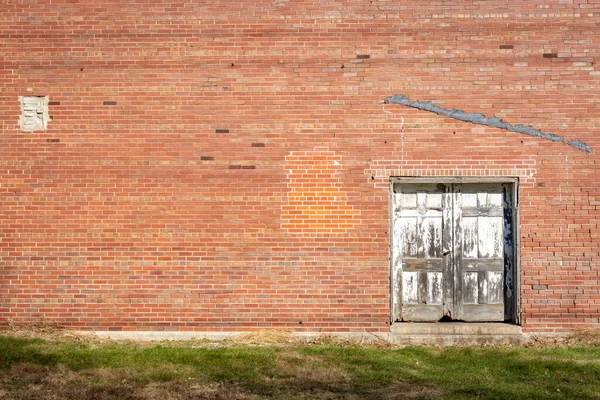 Grungy Tijolo Fundo Podre Porta Madeira Amboy Illinois — Fotografia de Stock