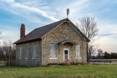 Terk edilmiş eski bir taş sabah vakti bir okul binasında. Trivoli, Illinois.