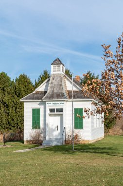 Eski bir okul binası terk edilmiş. Princeville, Illinois.