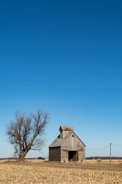 Izolovaná Stodola Kukuřičnou Postýlkou Pusté Zimní Krajině Illinois Usa — Stock fotografie