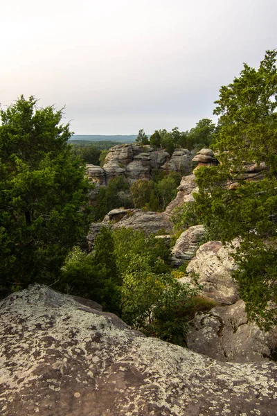 Gün batımı yaklaşırken Tanrıların Bahçesi 'ne bakın. Shawnee Ulusal Ormanı, Illinois.