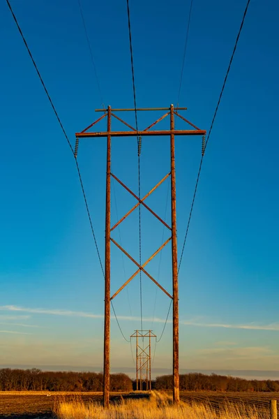 日落时分 电线和木塔接近了 伊利诺伊州Lasalle县 — 图库照片