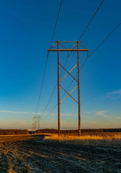 Líneas Eléctricas Pilones Madera Medida Que Acerca Atardecer Condado Lasalle —  Fotos de Stock