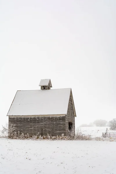 Antiguo Granero Rústico Madera Nieve Día Invierno Frío Brumoso Condado — Foto de Stock