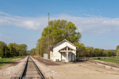 Illinois kırsalında terk edilmiş eski tren istasyonu. Bereau Junction, Illinois, ABD.