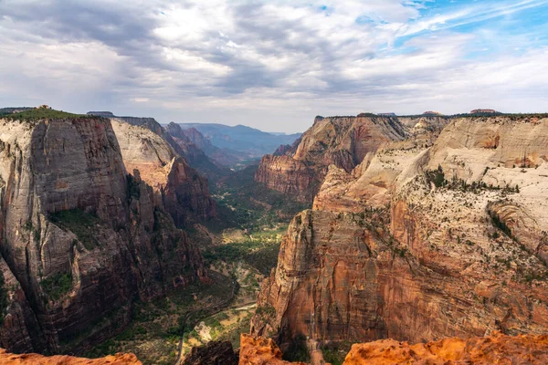 Looking Out Observation Point Zion Canyon Views Angels Landing Zion — Foto de Stock