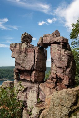 Şeytani Göl 'e bakan Devils Doorway kaya oluşumu. Şeytani Göl Parkı, Wisconsin.