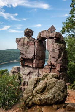 Şeytani Göl 'e bakan Devils Doorway kaya oluşumu. Şeytani Göl Parkı, Wisconsin.