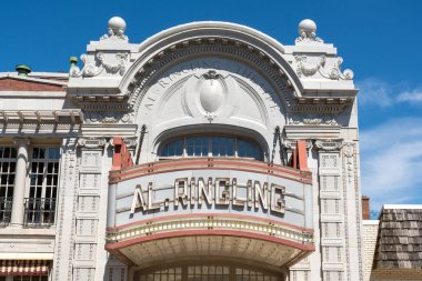 Yapay zekanın klasik tabelası. Ringling Tiyatrosu. Baraboo, Wisconsin.