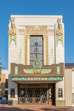 DeKalb, Illinois, ABD - 3 Ağustos 2021 - Bu tamamen restore edilmiş tarihi Mısır diriliş tiyatrosu 1929 yılında inşa edildi ve şimdi tarihi yerlerin ulusal kayıtlarında yer alıyor.