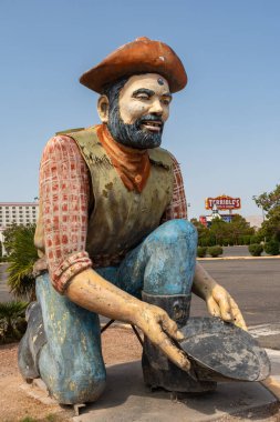 Jean, Nevada, ABD - 15 Temmuz 2021 - Las Vegas şehir merkezinin 32 mil güneyinde terk edilmiş Korkunç 'un otel ve kumarhanesinde altın arayan Yol kenarı Devi.