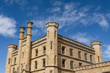 Eski terk edilmiş hapishane ya da hapishane, yıkılmak üzere bırakılmış. 1858 'de inşa edilmiş ve 2002' ye kadar kullanımda kalmış. Joliet, Illinois, ABD.