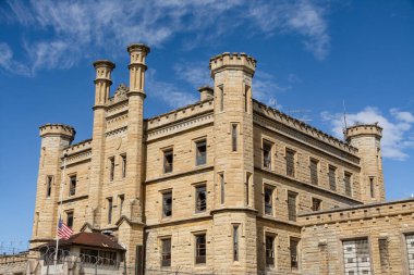 Eski terk edilmiş hapishane ya da hapishane, yıkılmak üzere bırakılmış. 1858 'de inşa edilmiş ve 2002' ye kadar kullanımda kalmış. Joliet, Illinois, ABD.