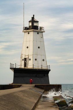 Güneşli bir sonbahar sabahında, Ludington Kuzey dalgakıran ışığı ya da deniz feneri. 1871 'de inşa edildi ve 1972' de otomatikleştirildi. Ludington, Mi, ABD.