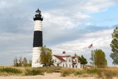 Big Sable Point Light, Ludington State Park 'ta bulunan bir deniz feneridir. İlk olarak 1867 'de inşa edildi, aktif bir seyir yardımı olmaya devam ediyor..