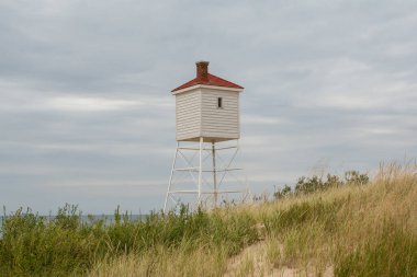 Big Samur Point fenerindeki sis kornası kulesinde öğleden sonra ışığı. Deniz feneri Michigan Gölü 'nün doğu kıyısında, Ludington, Michigan, ABD yakınlarında yer almaktadır..
