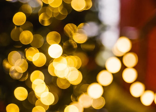 Astratto albero di Natale luci bokeh. Luci gialle sfocate su sfondo verde, reg — Foto Stock