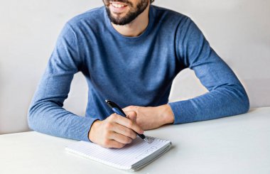 2021 yılının yeni yılı için golleri yazan elleri kapatın. Noel Baba 'ya bir dilek listesi ya da yeni yıl konsepti için hedefler yaz. Seçici odak