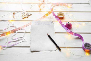 Noel zamanı konsepti. Noel Baba 'ya mektup. Seçici odak.