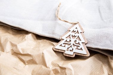 Sıfır israf noel dekorasyonu konsepti. Noel ağacı şeklinde çevre dostu ahşap bir Noel oyuncağı. Seçici odak