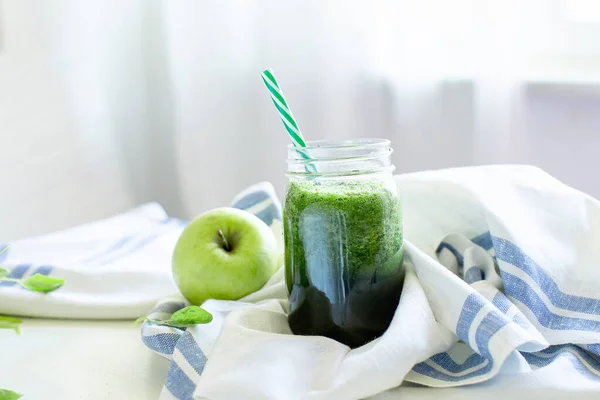 Grön smoothie med äpple och glänsande. Koncept för mat och dryck från sommaren och veganen. — Stockfoto