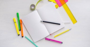 Kalemle noktalı sayfaları olan boş bir günlük planlayıcısı aç. Yeni Yıl Kararları, Planlama ve Organizasyon Konsepti