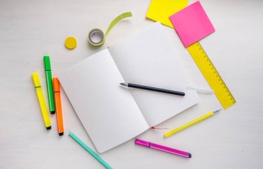 Kalem, kalem, cetvel, çıkartma, planlama ve akıllı zaman yönetimi kavramına sahip noktalı sayfalı boş kurşun günlük planlayıcısı aç